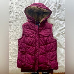 EUC Maroon American Eagle puffer vest with faux fur hood.